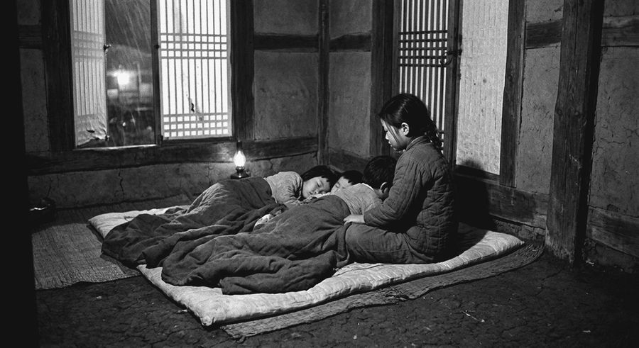 그 밤에 내가 무서운 거보다 동생들 앞에서 안 무서운 척하는 게 더 힘들었어.
