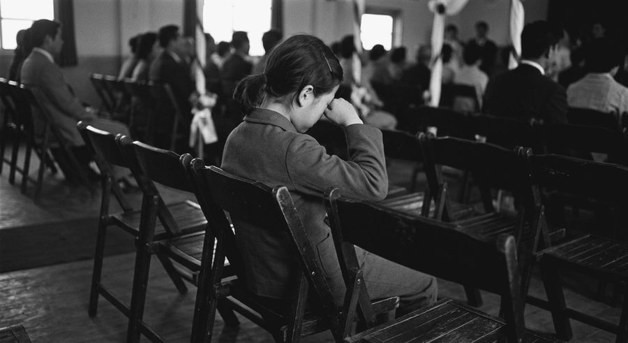 그때 그 아이가 열세 살이었는데, 손등으로 눈을 자꾸 문지르면서도 나한테서 눈을 안 떼고 울고 있더라.
