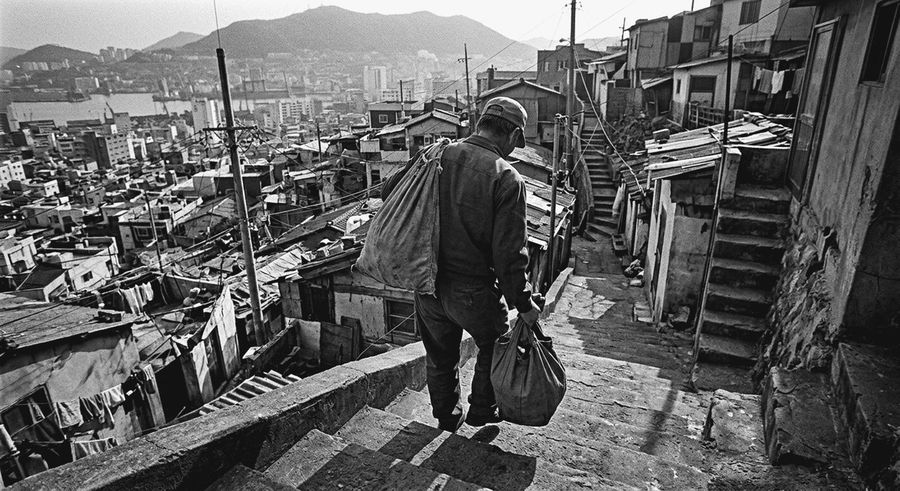 마지막으로 내린 배에서 짐을 지고 그 계단을 올라오는데 그날은 짐이 유난히 많았어.