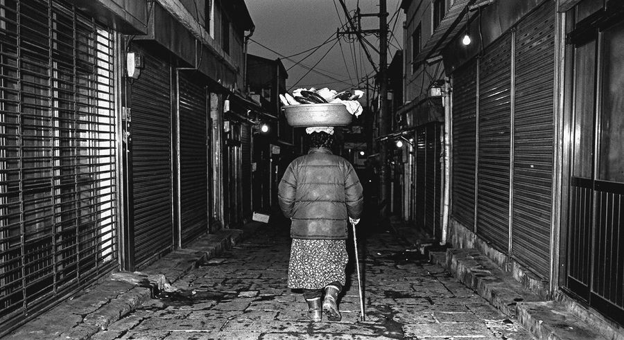 저녁에 못 판 것을 이고 들어오는 날이 많았어.